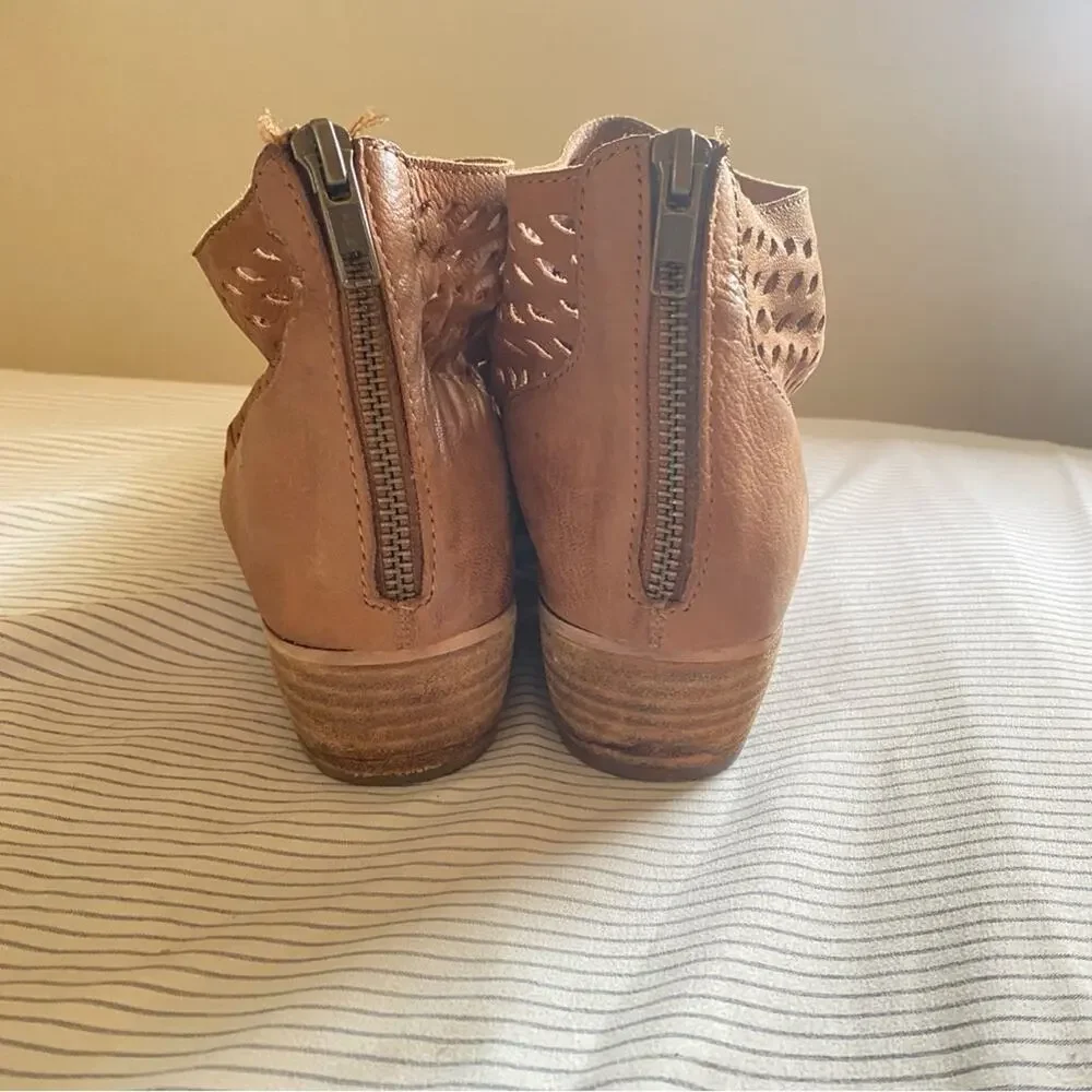 Anthropologie Seychelles Waypoint Tan Booties perforated‎ laser size 8 leather